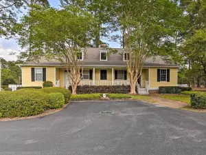 Cottage w/ Deck & Pool Access ~ 6 Mi to Beach