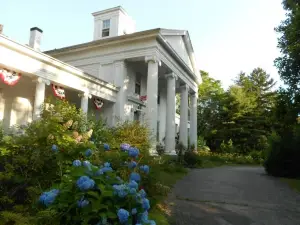 House of 1833 Bed and Breakfast