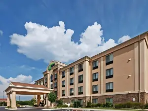 Holiday Inn Express & Suites Selma