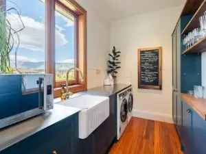 Luxury Wanaka villa, hot tub & mountain views