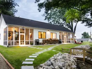 NEW modern lake house + apt for 15: HOT TUB, beach, firepit, playground, games!