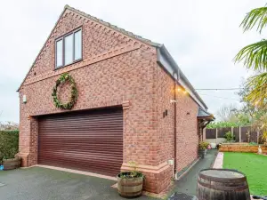 Cosy Village Apartment in Nottingham with Parking