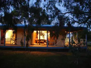 BEAUTIFUL COSY FAMILY HIDEAWAY - FREE WIFI AND FOXTEL - LONG JETTY NOW OPEN!