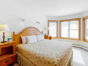 Cozy ski-in/ski-out home next to Grammy Jay trail with fireplace, mountain views