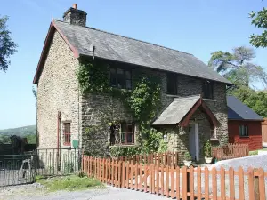 Barn Cottage - Farm Park Stay with Hot Tub, BBQ & Fire Pit