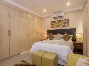 Ezulwini Guest House - Queen Room with Balcony, Pool View & Jacuzzi in Balito