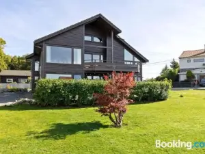Exclusive Family Villa in Haugesund - Lovely Ocean View, 5 Bedroom, Free Parking