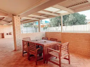 Carnarvon 3Br & 2BA Holiday House