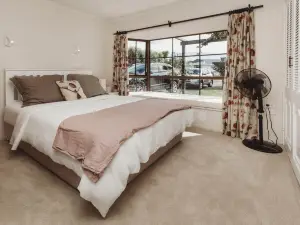 Family Fun - 4Br Home with Swimming Pool and Spa