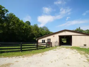 RETREAT TO HORSE COUNTRY & STAY IN THE ADORABLE PRIVATE TACK HOUSE
