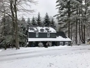 Amish country Farmhouse in quiet Holmes County with fishing