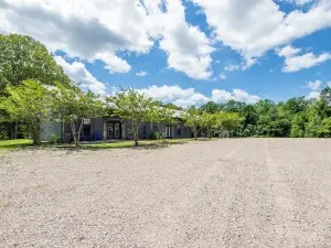 CLEAN and CLOSE to everything! Boat parking! Sleeps 6! 3 mins from State Park!