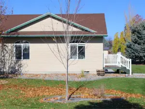 Quiet, Clean 1 BR Apt. Perfect getaway for 2. Close to shopping, movies, etc