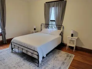 Beautiful Vintage Farmhouse, Sleeps 12, Cozy Serene Getaway!