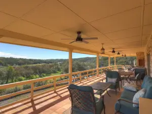 "The Cliff House" Riverfront with incredible views! Sleeps 18!
