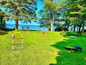 Beach front house 🏖️ 3 BDR each with a King 👑 10 Minutes to Port Austin 🌅!