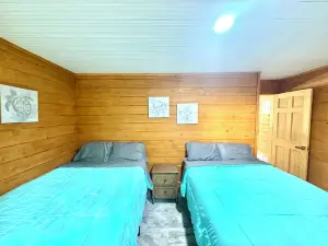 Bring your boat and make wonderful memories at this beautiful lakefront cottage!