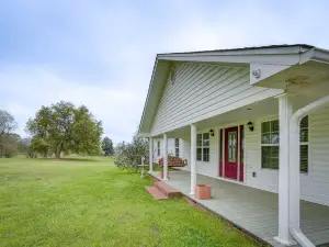 Quiet Marion Getaway with Fireplace!