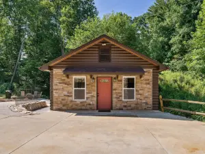 Hickory Hideaway Patio Paradise with Community Pool