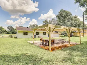 Bright Wallis Cottage w/ Pergola & Grill!