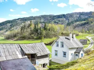 3 Bedroom Cozy Home in Norheimsund