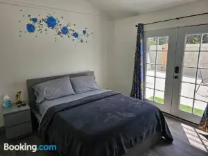 Private 1-Bedroom Guesthouse in Woodland Hills