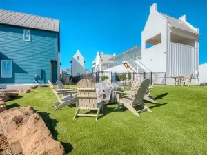 Nickel Cottage-Steele Park- Heated Pool- Hot Tub Retreat-Relax and Rest with Us!