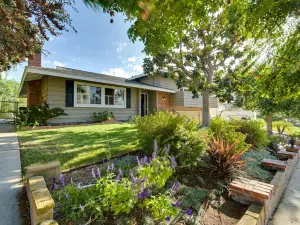Thousand Oaks Pool Paradise—Private Home, Pool, & Free Heated Hot Tub!
