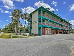 Walk to marina, boat trailer parking, bring your pup!