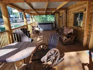 The "Farmhouse" with Hot Tub at Bigfoot Lodging Lassen