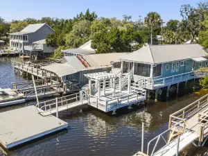 House and Dock Are Completely Remodeled and Ready for Guest.