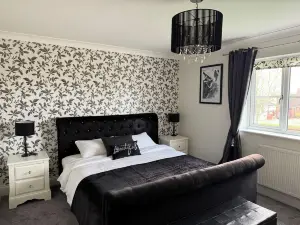 5-Bedroom Family Holiday Home Sleeps 7 Garden Parking Pet Friendly North Wales