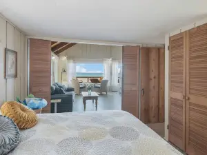 Boona Vista|Lake Michigan Beach Front Cottage