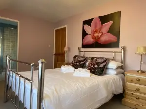 3 Bedroom Cottage Sleeps 5 Village Location
