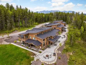 Hot Tub, Game Room, Stunning Mountain Views - Luxurious Haven