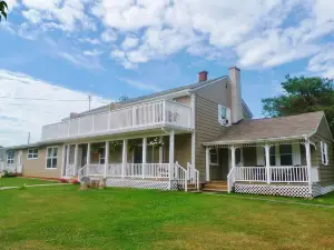 Cavendish Breeze Inn
