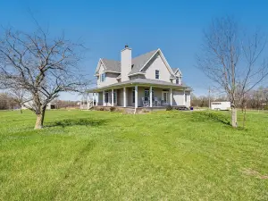Fire Pit & Gazebo: Rural Warrensburg Getaway!