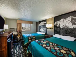Super 8 by Wyndham Pueblo