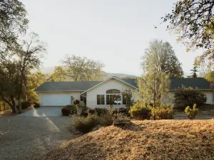 日落光輝隱密草地燒烤溫泉 by Casa Oso