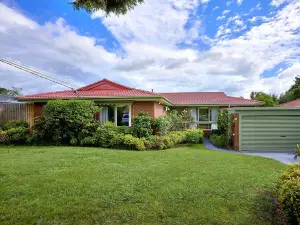 KozyGuru Glen Waverley Family Home & Backyard