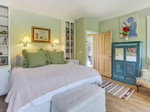 2 Docks and Paddleboard Lakefront Alabama Retreat!