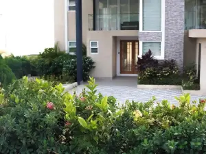 Club 37 @ Whitehouse Beach Club, 3bedroom WIFI, Pool and other modern amenities