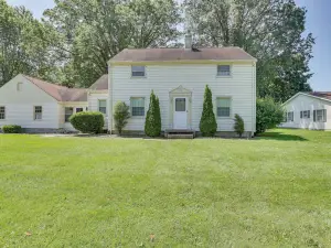 1 Mi to Dtwn Salem: Apt w/ Garage Access!