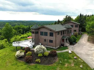 แบร์ เมาน์เทน ลอดจ์