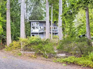 Dreamy Waterfront Studio with Hood Canal Views