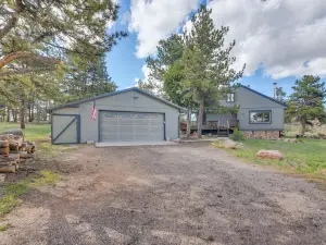 Cozy Red Feather Lakes Retreat w/ Deck & Yard