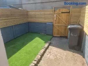 Centrally Located in City of Lincoln Idas Place - Two Bedrooms Each with a Kingsize Bed