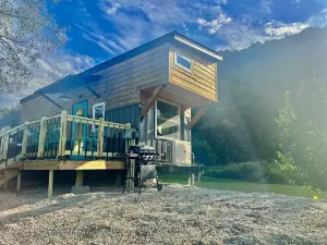 Tiny House on Upper Iowa River w/ hot tub