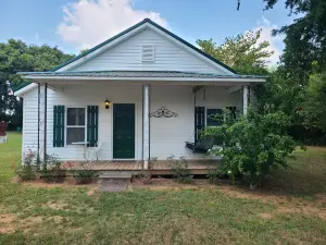 Shade Tree Cottage is a perfect cozy cottage to make you feel right at home.