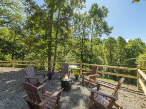 Close to Burnsville & AVL! Gas Log Fireplace, Fire Pit, Views, WiFi, Grill!